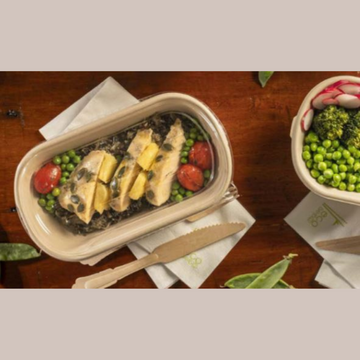 Contenitore pieno di cibo su tavola, vista dall'alto